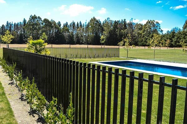 Barr fencing around a pool